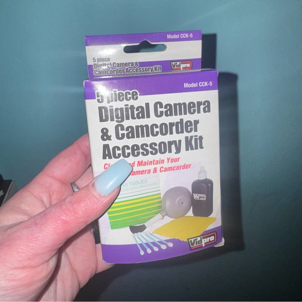 Digital camera accessory cleaning set